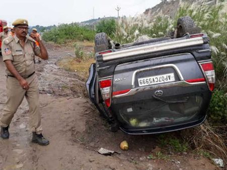 పోలవరం పర్యటనలో అపశృతులు: పల్టీలు కొట్టిన మంత్రి కాన్వాయ్ కారు, దిగబడిన బస్సు