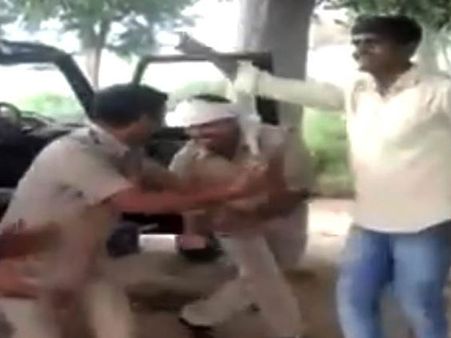 ఇందుకేనా జీతాలు?: చెట్టు కింద వాహనం! పక్కనే పోలీసుల చిందులు(వీడియో)