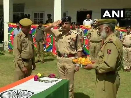 ఆరుగురు పోలీసులు రాజీనామా ..ముగ్గురు పోలీసులను ఉగ్రవాదులు హతమార్చినందుకేనా..?