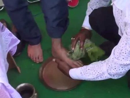 షాకింగ్: బీజేపీ ఎంపీ కాళ్లు కడిగి, ఆ నీరు తాగిన కార్యకర్త, ఎందుకంటే? (వీడియో)