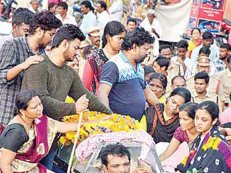 అంత్యక్రియల్లో అమృత కన్నీరుమున్నీరు: హత్య సూత్రధారికి ఉగ్రమూలాలు?