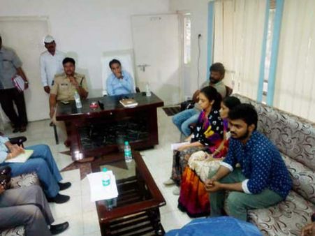 న్యాయం చేయండి: కలెక్టర్, ఎస్పీలను కలిసిన ప్రణయ్ భార్య అమతృ, ఫ్యామిలీ