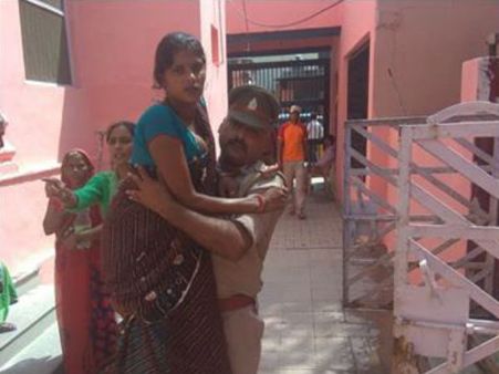 తల్లీ-బిడ్డా క్షేమం: నిండు గర్భిణీని మోసుకెళ్లిన పోలీసు అధికారి, ప్రశంసలు