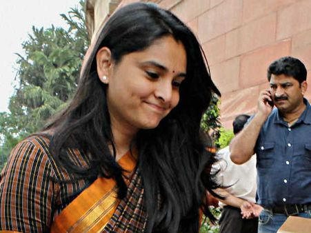 చోర్ పీఎం, నటి రమ్యాపై కేసు, రాఫెల్ డీల్, వివాదాస్పద మోడీ ఫోటో, రాహుల్ గాంధీ!