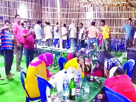 'రేవ్‌ పార్టీ' కేసును ఆ మంత్రి నీరుగార్చారు...మహిళా సంఘాల ఆరోపణ;వివాదంలో విజయవాడ నేతలు