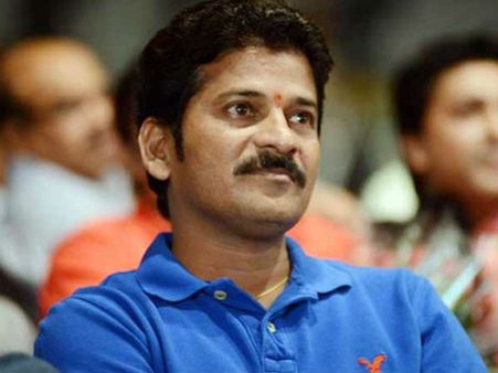 ఏ క్షణమైనా రేవంత్ రెడ్డి అరెస్ట్?: ఇంటివద్ద భారీ భద్రత, అభిమానుల హల్‌చల్, బయటకు వచ్చి అభివాదం