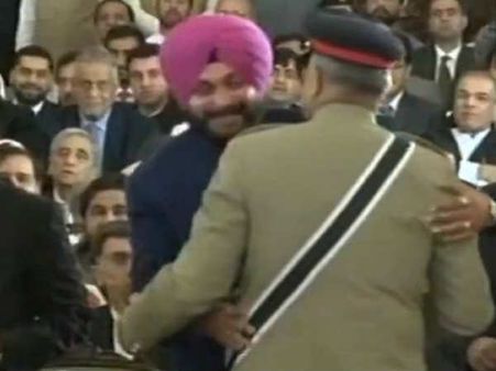 సిద్ధూ హగ్ ఫలితం: పాక్‌‌ గురుద్వారాలోకి భారతీయులకు అనుమతి