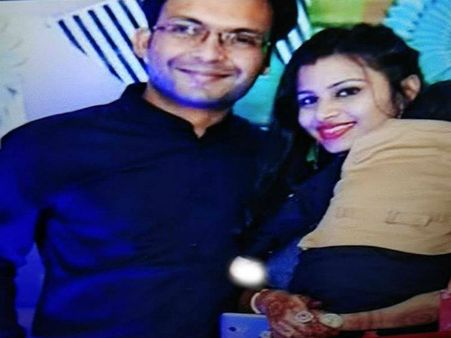 డాక్టర్ భార్య అనుమానాస్పద మృతి: లోదుస్తులో బంగారు, డాలర్లు, చోరీ చేసి దూకేసింది!