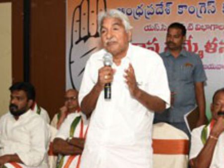 కాంగ్రెస్ కు ప్రథమ శత్రువు వైసిపినే...జగన్‌ను వదిలి సీఎంను తిడతారా?:కెవిపిపై విరుచుకుపడ్డ కాంగ్రెస్