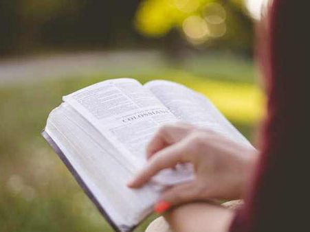 ఈ విద్యార్థిని చుట్టూ ఎప్పుడూ 12 మంది పరిచారకులుంటారు..ఈమె ఎవరో తెలుసా..?