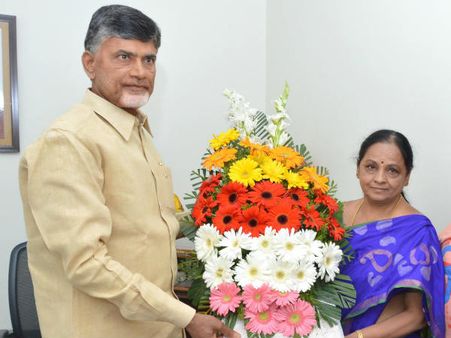 అదీ జరిగింది: ఎమ్మెల్యే సుగుణమ్మతో చంద్రబాబు భేటీ, టీటీడీకి సీఎం ఆదేశాలు