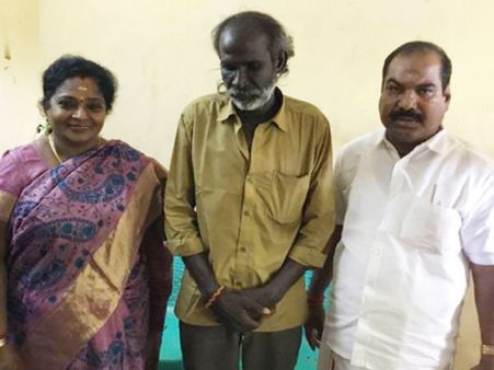 పెట్రో ధరలు?: ఆటో డ్రైవర్ ఇంటికెళ్లి సారీ చెప్పిన బీజేపీ అధ్యక్షురాలు, స్వీట్లు కూడా పంచారు!