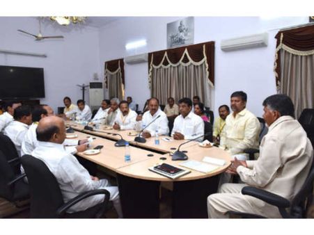 పొత్తులపై కసరత్తు: తెలంగాణ టీడీపీ నేతలతో చంద్రబాబు భేటీ