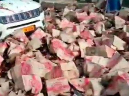 టోల్ ప్లాజాలో ట్రక్ బీభత్సం: ఎస్‌యూవీపై బీర్ బాటిళ్ల వర్షం(వీడియో)