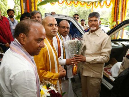 తిరుమల చేరుకున్న చంద్రబాబు...స్వామివారికి పట్టువస్త్రాల సమర్పణ:రేపు శ్రీశైలంలో పర్యటన