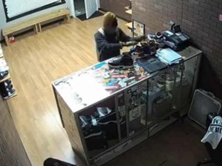 వెరీ ఇంట్రెస్టింగ్: షూ దుకాణంలో అన్నీ అవే దొంగిలించాడు (వీడియో)