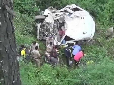 ఘోర ప్రమాదం: లోయలో పడ్డ వ్యాన్, 13మంది మృతి