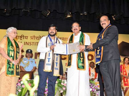 ఇంగ్లీషు బుద్ది ఒక వ్యాధి..ఇంగ్లీషు భాష కాదు: వెంకయ్య నాయుడు