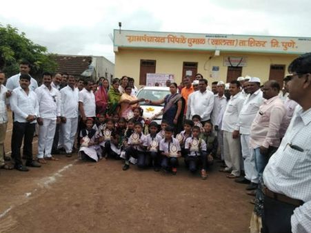 ఉపాధ్యాయురాలికి కారును బహుమతిగా ఇచ్చిన పేరెంట్స్: ఎందుకంటే?