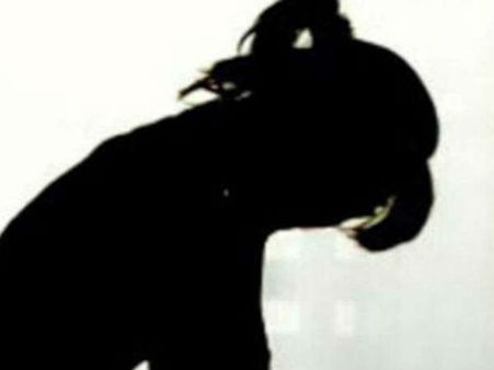 పెళ్లి చేసుకుంటుందని.. యువతిని దారుణంగా చంపేసి యువకుడి ఆత్మహత్య!