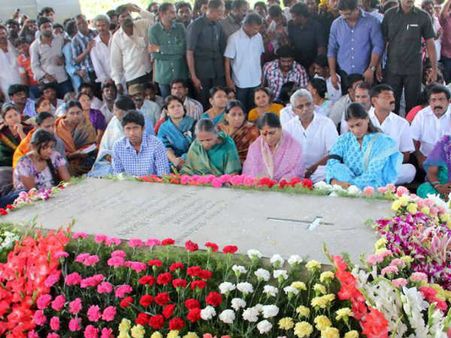 రాజన్న రాజ్యం జగన్ తోనే సాధ్యం:విజయమ్మ; ఇడుపులపాయలో వైఎస్సార్‌కు ఘనంగా నివాళి