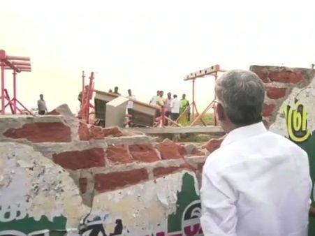 గోడను ఢీకొన్న ఎయిర్ ఇండియా విమానం..తప్పిన పెను ప్రమాదం