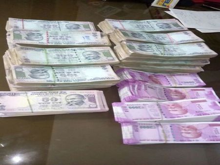 ఇబ్రహీంపట్నంలో భారీగా పట్టుబడిన డబ్బు: ఎవరిది?