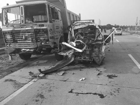 తూర్పుగోదావరి జిల్లాలో ఘోర రోడ్డుప్రమాదం:ఎనిమిది మంది మృతి;ఏడుగురికి తీవ్రగాయాలు