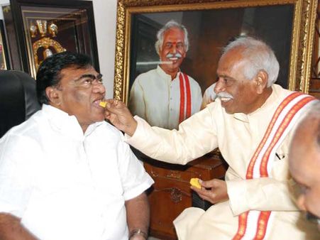 'బాబు మోహన్ చేరిక బీజేపీకి బలాన్ని ఇచ్చింది, క్రికెట్లో ఒక్కోసారి 10 రన్స్‌కే ఔటవుతారు'