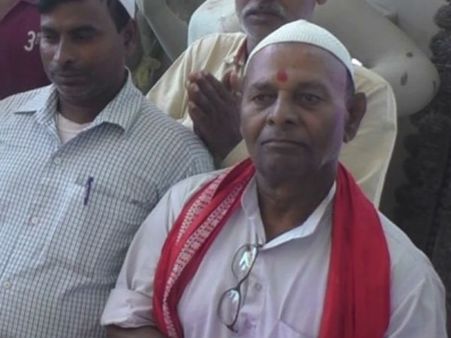 పూజా మండపంలో దుర్గాసప్తపతి, నమాజ్‌లో పాల్గొంటున్న అర్మానీ ఖాన్