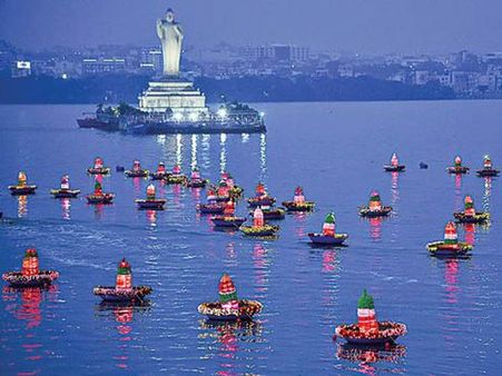 వేడుక వెలుగులు: హుస్సేన్‌సాగర్‌లో బతుకమ్మ పుట్టీలు, విదేశీ మహిళల ఆటపాటలు