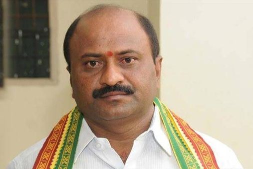 కాలు జారిపడి.. తాజా మాజీ ఎమ్మెల్యే ధర్మారెడ్డి తలకు గాయం