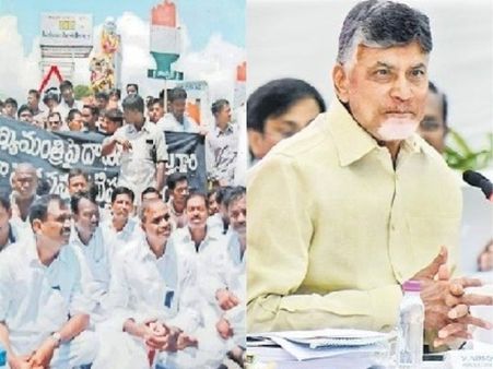 నాడు వైఎస్ ది హుందాతనం...నేడు సిఎం ది వెకిలితనం:తిరుపతిలో ఆనాటి పోస్టర్ తో వైసిపి ధర్నా