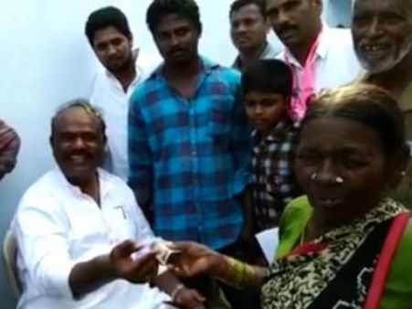 ‘ఇది గెలుపు రూపాయి’: ఆ పెద్దావిడ కాళ్లకు మొక్కిన మాజీ స్పీకర్ చారి, కంటతడి