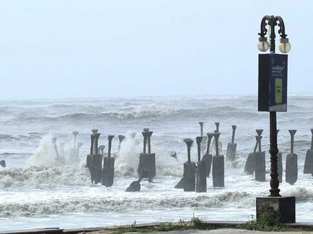 టిట్లి తుఫాను: అల్లకల్లోలంగా సముద్రం, ఉత్తరాంధ్ర జిల్లాల్లో భారీ తుఫాను!
