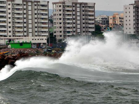 హుధుద్ కంటే టిట్లి సైక్లోన్ ప్రభావమే ఎక్కువ, కానీ: 8 మంది మృతి, ఫోన్ నెంబర్లు ఇవే
