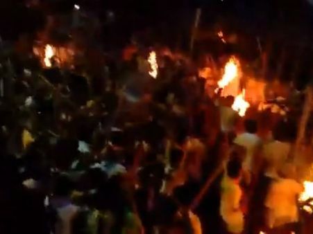 బన్ని ఉత్సవం: ఈసారీ విరుచుకుపడ్డ కర్రలు, తీవ్రగాయాలు, లక్షలాదిగా తరలిన జనం