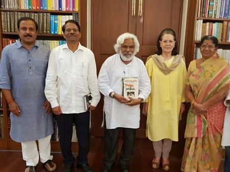 ఏ పార్టీలో చేరను, మీదే బాధ్యత: రాహుల్, సోనియాతో గద్దర్ ఫ్యామిలీ, ‘కొడుకుతోపాటు 3సీట్లు’