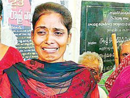 చేయి చేసుకున్న ఎమ్మార్వో: భోరున విలపించిన యువతి, బంధువుల ఆందోళన