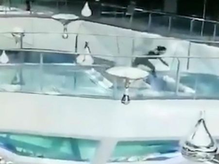 ఒళ్లుగగుర్పొడిచేలా: మాల్‌లో పరుగెత్తుతూ షార్క్‌లు ఉన్న ట్యాంకులో పడిన యువతి (వీడియో)