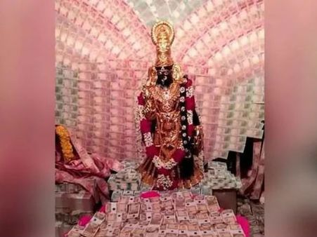 రూ.4.5కోట్ల ఆభరణాలతో ధనలక్ష్మిగా విశాఖ అమ్మవారు: 2.5కోట్ల నగదుతో అలంకరణ