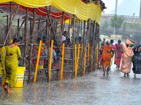 బెజవాడలో భారీ వర్షం...తడిసి ముద్దయిన కనక దుర్గమ్మ భక్తులు