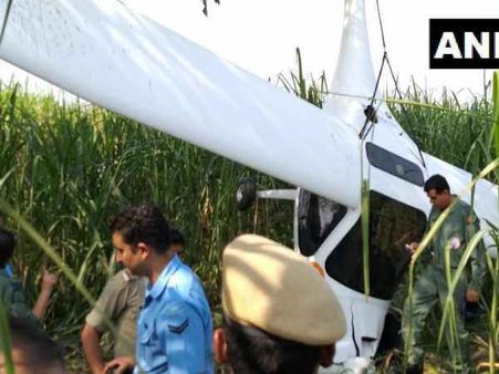 ఇండియన్ ఎయిర్ ఫోర్స్ విమానం కూలిపోతే, సెల్ఫీలు తీసుకున్నారు