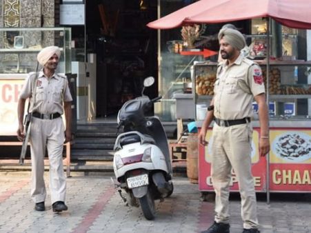 షాకింగ్: పకోడాలు అమ్మే వ్యక్తి ఇంటికొచ్చిన ఐటీ అధికారులకు రూ.60 లక్షలు ఇచ్చాడు!