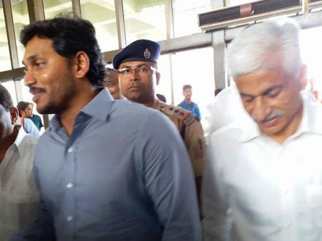 ఐటీ రైడ్స్ ఇంకా జరగాలి: బాబుకు జీవీఎల్ షాక్, 'జగన్-విజయసాయి విదేశాలకు పారిపోయే యత్నం'