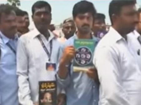 జేసీ సోదరుల నుంచి రక్షణ కల్పించండి:సిఎం నివాసం వద్ద స్వామీ ప్రబోధానంద అనుచరుల ఆందోళన