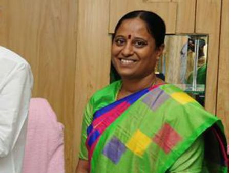 ప‌ర‌కాల‌లో పాగా వేసేది ఎవ‌రు..! కొండ సురేఖ ఎంట్రీతో ర‌స‌వ‌త్త‌రం కానున్న పోటీ..!!