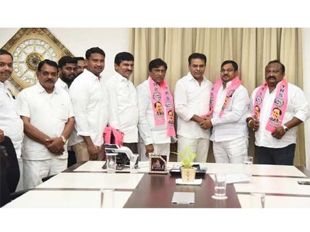 బీజేపీకి భారీ షాక్: టీఆర్ఎస్‌లోకి జిల్లా అధ్యక్షుడు కొత్త శ్రీనివాస్ రెడ్డి