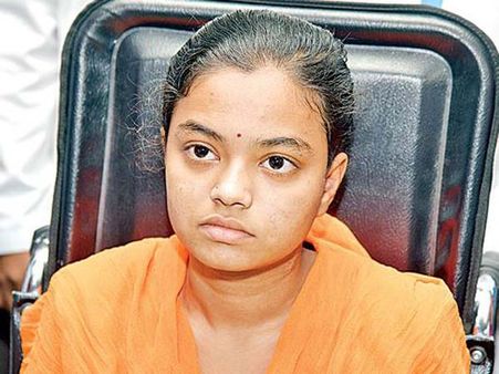 నమ్మించి మోసం, నాన్నను క్షమించలేను: తండ్రి దాడిలో గాయపడిన మాధవి ఏమన్నారంటే?