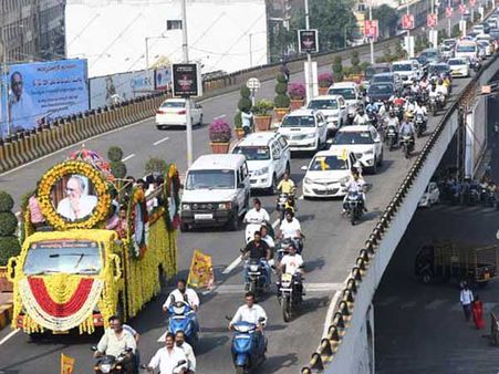 ఎంవీవీఎస్‌ మూర్తి అంత్యక్రియలు పూర్తి...అంతిమయాత్రకు భారీగా హాజరైన జనం
